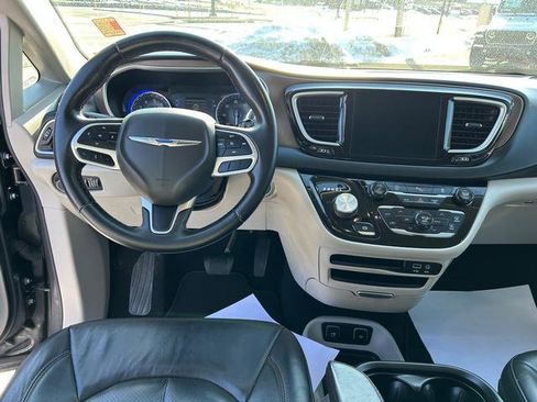 Certified 2018 Chrysler Pacifica Touring-L image 11