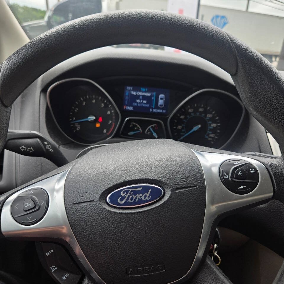 Used 2014 Ford Focus SE w/ SE Winter Package FWD image 8
