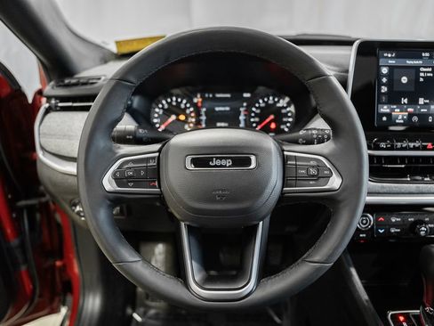 Certified 2025 Jeep Compass Latitude w/ Sun & Sound Group AWD/4WD image 36