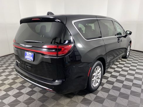 Used 2024 Chrysler Pacifica Touring-L image 41