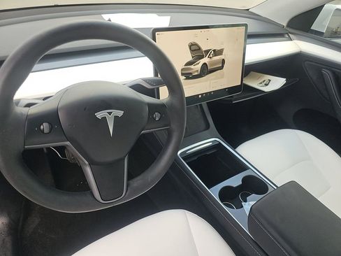 Used 2024 Tesla Model Y Long Range image 3