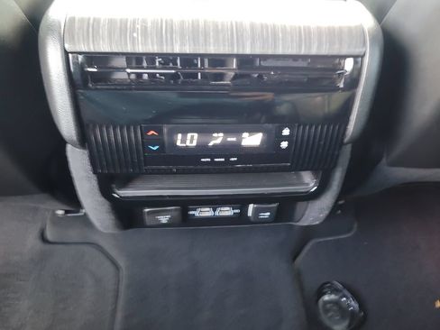Certified 2024 Jeep Wagoneer Series II w/ Flexible Seating Group RWD image 17