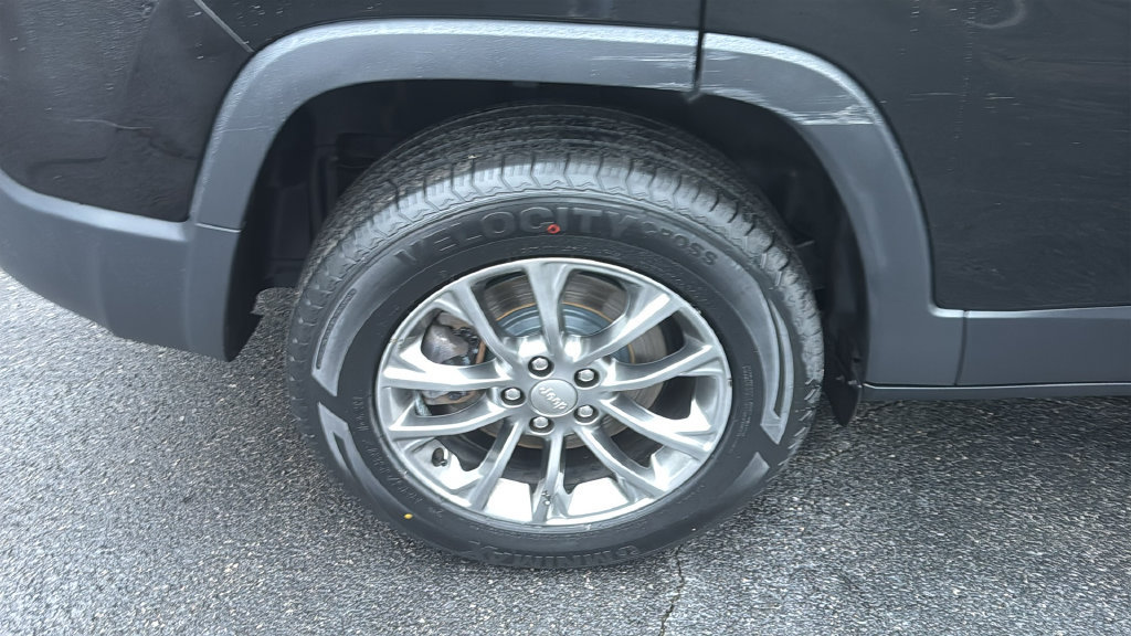 Used 2019 Jeep Cherokee Latitude Plus w/ Cold Weather Group AWD/4WD image 15
