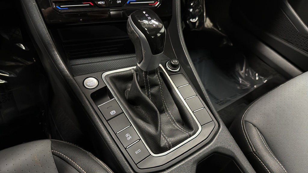 Used 2025 Volkswagen Jetta SE FWD image 19