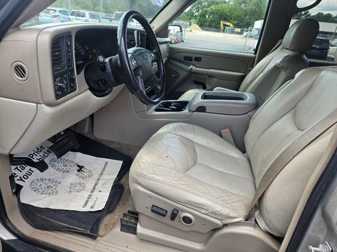 Used 2005 Chevrolet Suburban LT w/ Preferred Equipment Group AWD/4WD image 12