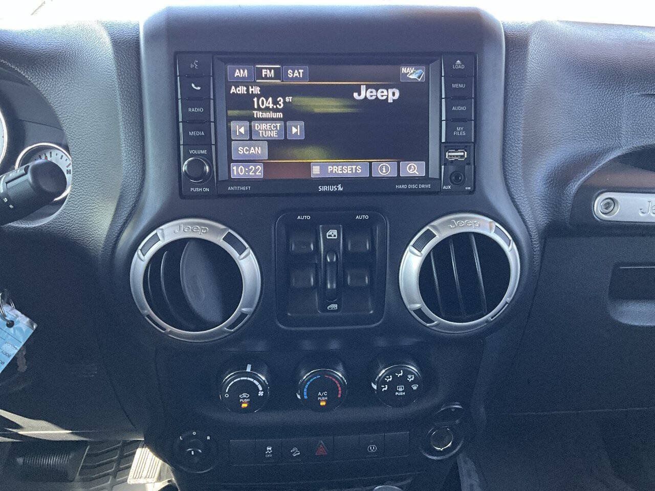 Used 2016 Jeep Wrangler Unlimited Sahara w/ Connectivity Group AWD/4WD image 15