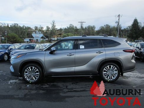 New 2026 Toyota Highlander Platinum image 7