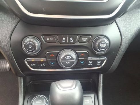 Used 2019 Jeep Cherokee Latitude Plus w/ Comfort/Convenience Group AWD/4WD image 10