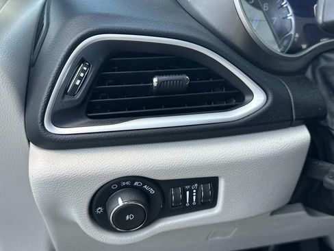 Used 2024 Chrysler Pacifica Touring-L FWD image 28