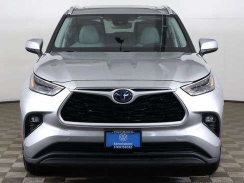 Used 2024 Toyota Highlander XLE AWD/4WD image 12