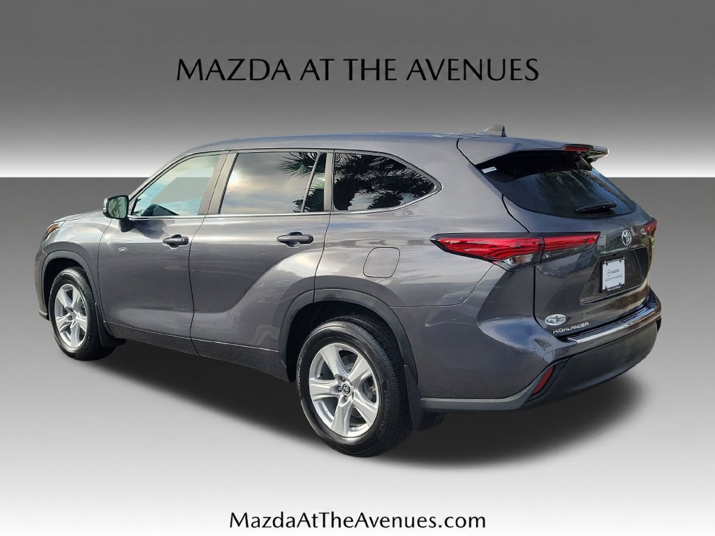 Used 2023 Toyota Highlander LE FWD image 5
