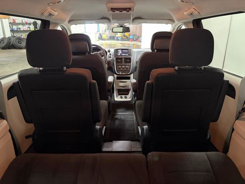 Used 2019 Dodge Grand Caravan SE FWD image 24
