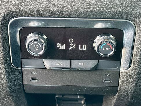 Used 2025 Chevrolet Suburban Z71 AWD/4WD image 25
