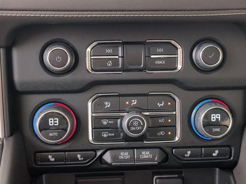 Used 2023 Chevrolet Suburban Z71 w/ Luxury Package image 21