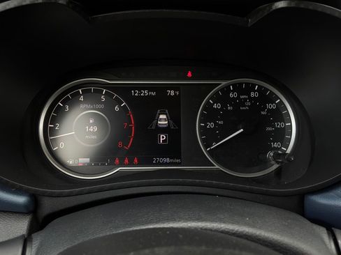 Used 2025 Nissan Versa SV FWD image 33