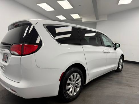 Used 2017 Chrysler Pacifica Touring w/ Tire & Wheel Group FWD image 20