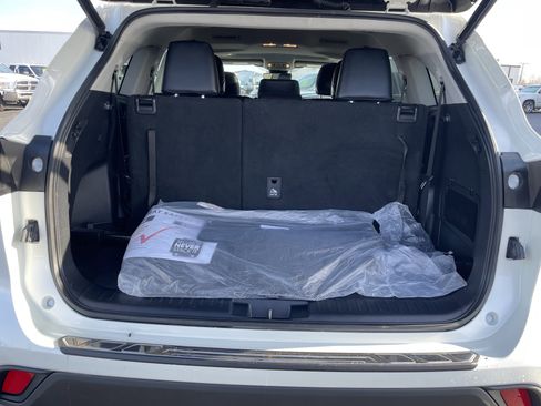 Used 2021 Toyota Highlander XLE image 9