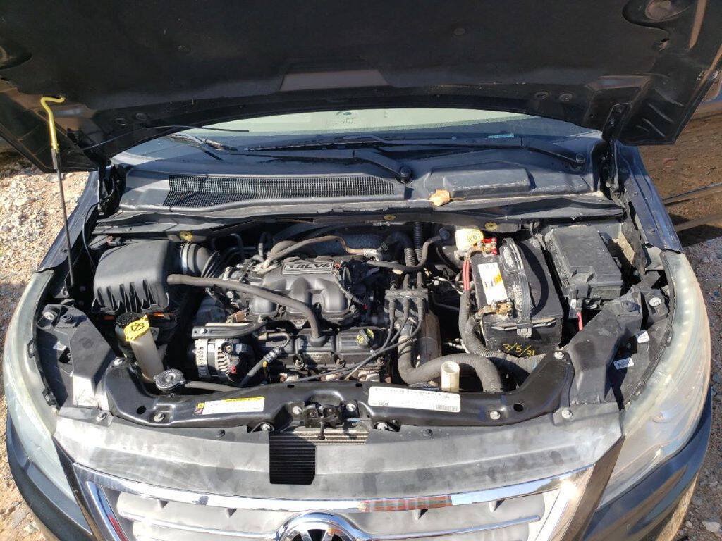 Used 2010 Volkswagen Routan SE FWD image 12