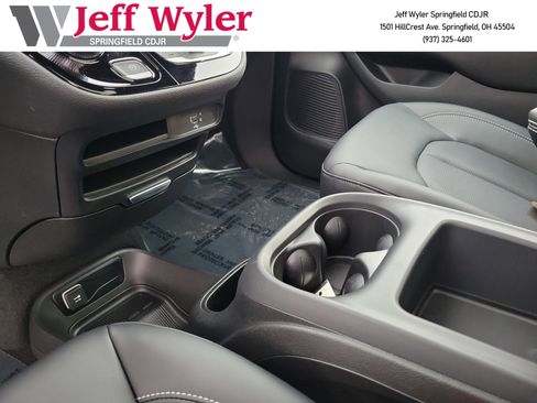 New 2026 Chrysler Pacifica Select w/ S Appearance Package FWD image 13