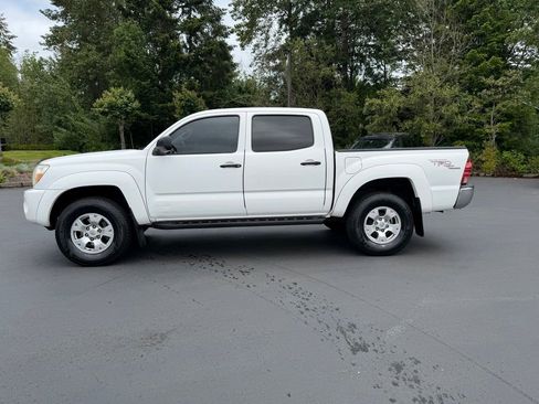 Used 2005 Toyota Tacoma PreRunner RWD image 2