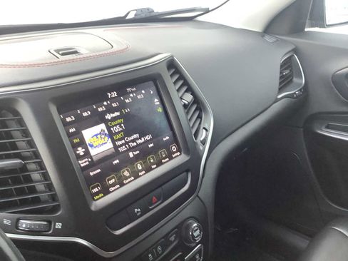 Used 2020 Jeep Cherokee Trailhawk w/ Comfort/Convenience Group AWD/4WD image 17