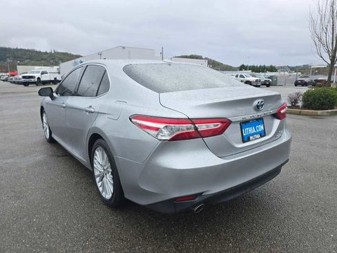 Used 2020 Toyota Camry XLE w/ Sunroof Package image 3