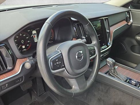 Used 2021 Volvo S60 T5 Momentum w/ Premium Package FWD image 9