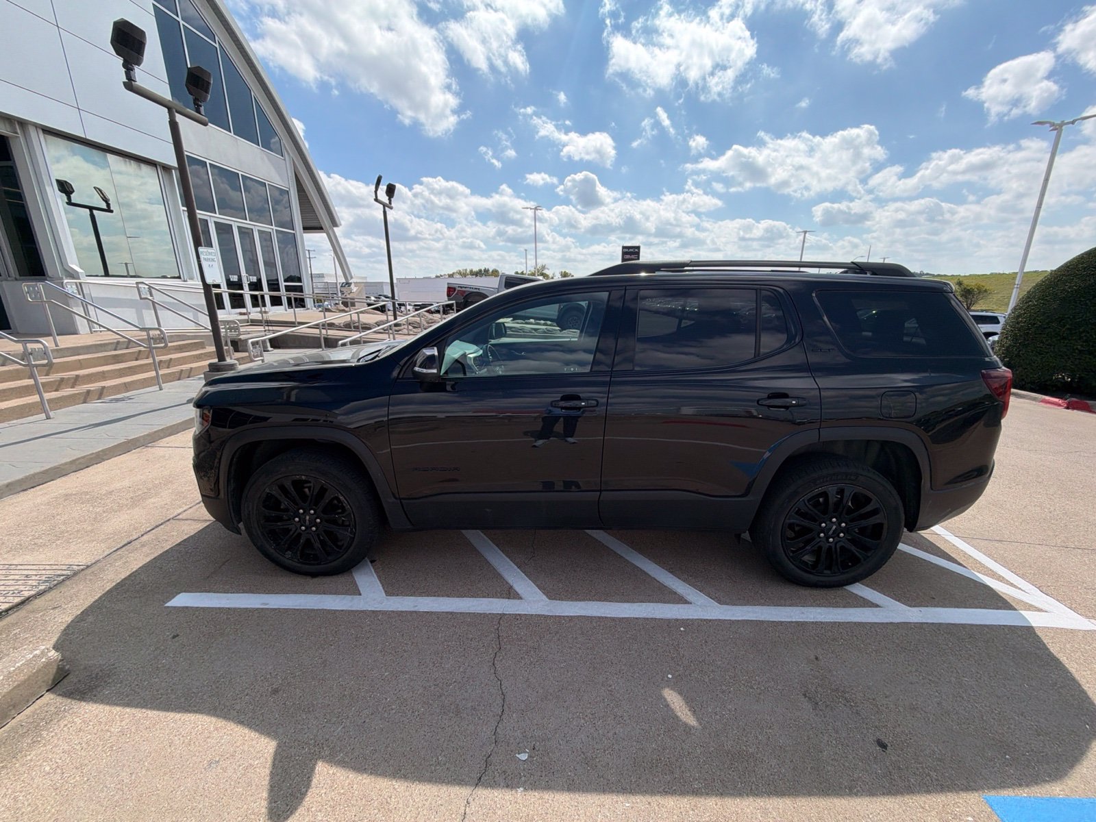 Used 2023 GMC Acadia SLT w/ Elevation Edition FWD image 6
