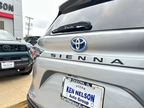 Used 2021 Toyota Sienna LE AWD/4WD image 10