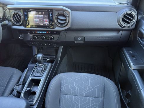 Used 2017 Toyota Tacoma TRD Off-Road image 11