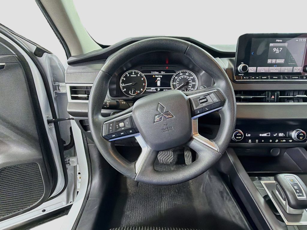 Used 2023 Mitsubishi Outlander ES AWD/4WD image 13