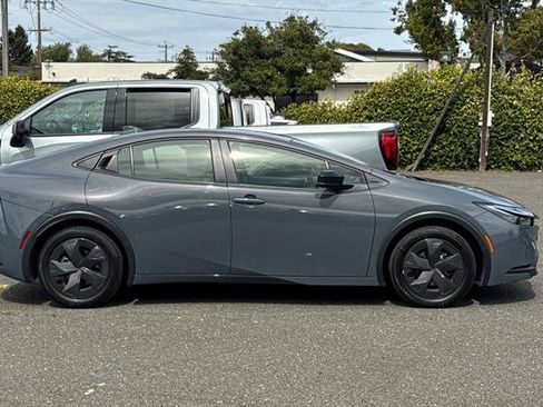 Used 2025 Toyota Prius LE FWD image 2