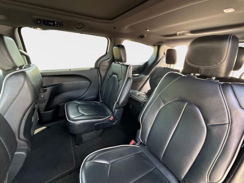 Used 2025 Chrysler Pacifica Limited FWD image 15