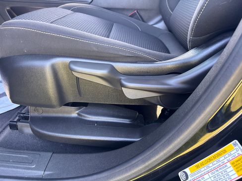 Used 2023 GMC Acadia SLE image 18