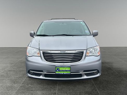 Used 2015 Chrysler Town & Country Touring image 2