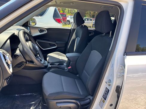 Used 2025 Kia Soul LX w/ LX Technology Package FWD image 35