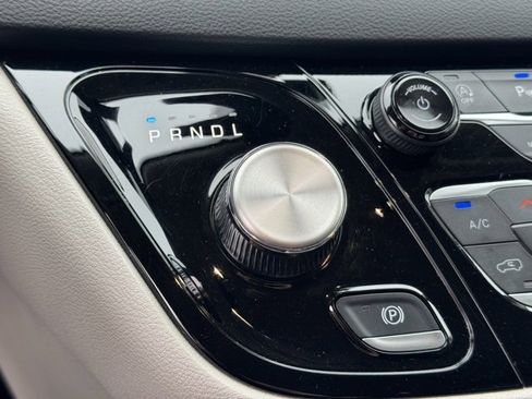 Used 2024 Chrysler Pacifica Touring-L image 25