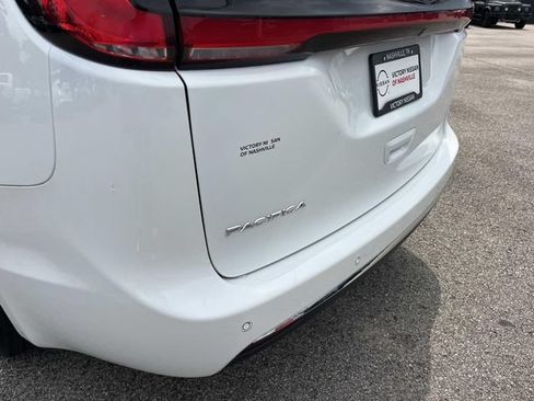 Used 2023 Chrysler Pacifica Touring-L FWD image 10