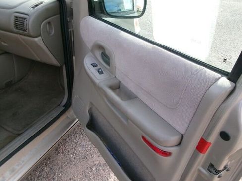 Used 2001 Oldsmobile Silhouette GL image 16