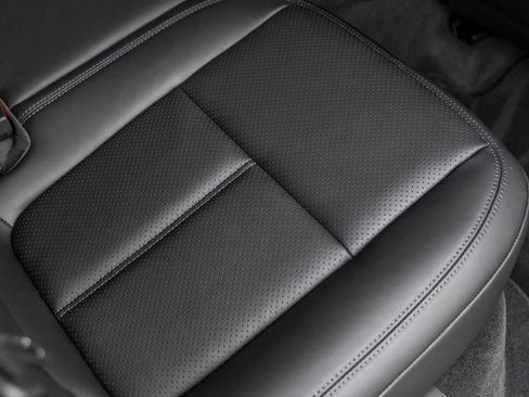 Certified 2026 Porsche Macan AWD/4WD image 37