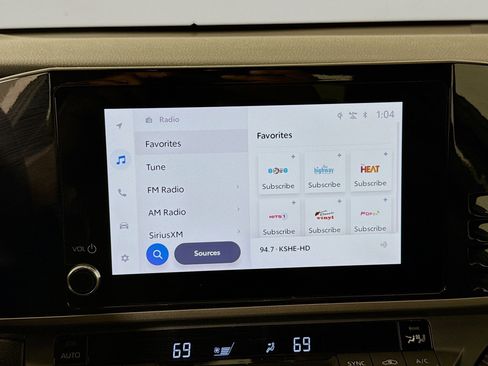 Used 2025 Toyota Camry SE image 14