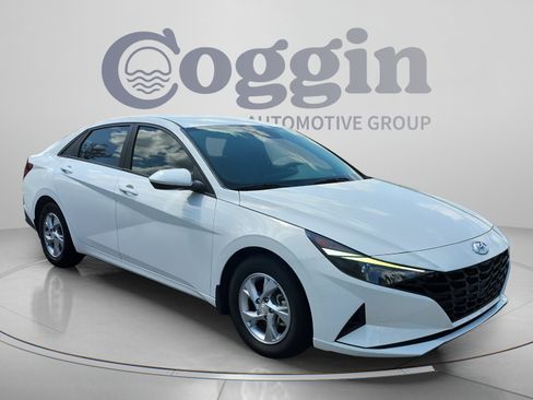 Certified 2023 Hyundai Elantra SE w/ Cargo Package FWD image 4