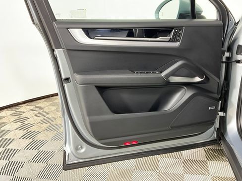 Used 2024 Porsche Cayenne Coupe image 18