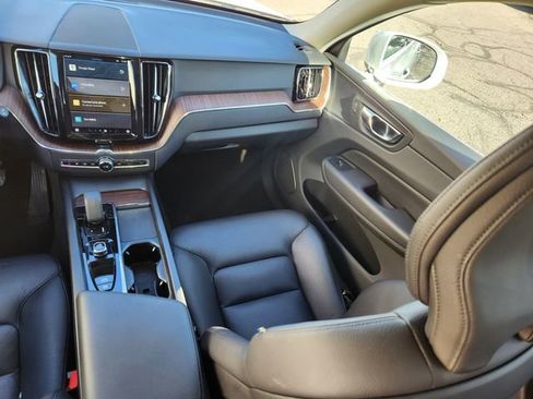 Certified 2022 Volvo XC60 B5 Momentum image 14