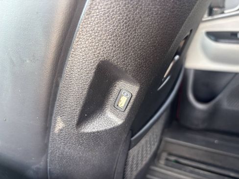 Used 2023 Kia Carnival LX FWD image 24