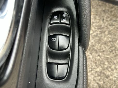 Used 2018 Nissan Rogue SV image 13