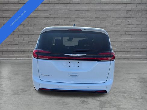 Used 2024 Chrysler Pacifica Touring-L FWD image 6