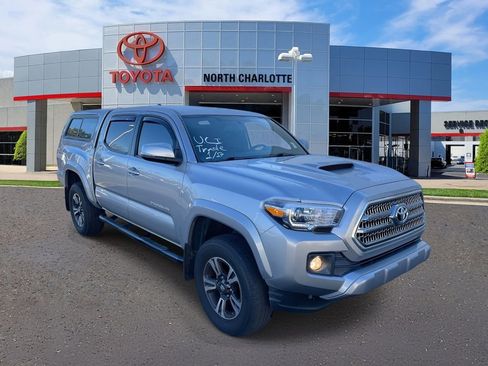 Used 2017 Toyota Tacoma TRD Sport image 2