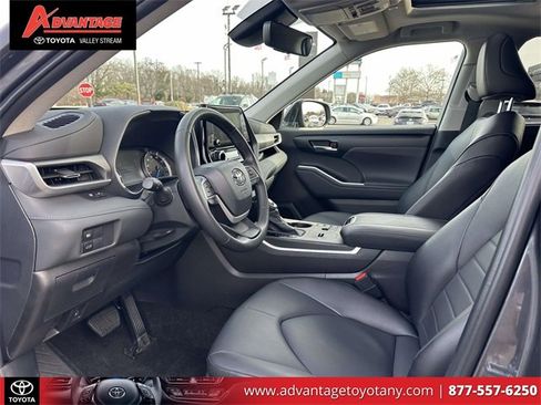 Used 2025 Toyota Highlander XLE image 18