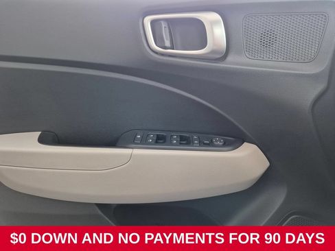 Used 2025 Hyundai Venue SEL FWD image 11